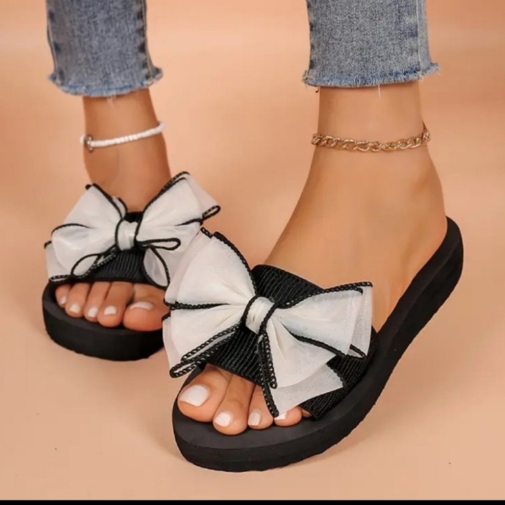 🐎 NEW! Black And White Bow Knot Sandals 6